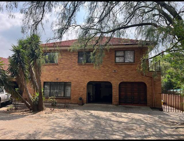 8 BEDROOM HOUSE FOR SALE IN GERMISTON SOUTH